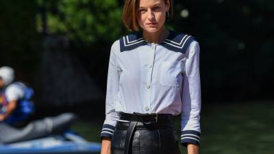 Эмма Корин - Этой осенью носите кожаные юбки, как экранная Леди Ди Эмма Корин - vogue.ru