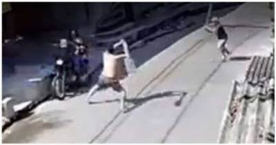 Пешеходы осыпали тумаками грабителя и его подругу (1 фото + 1 видео) - chert-poberi.ru - Бразилия
