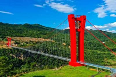 В Китае построили мост полностью из стекла, и висит он над ущельем на высоте 200 метров - chert-poberi.ru - Китай