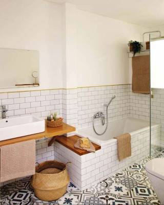 Уютная атмосфера в белом интерьере ванной с деревянной отделкой - lublusebya.ru