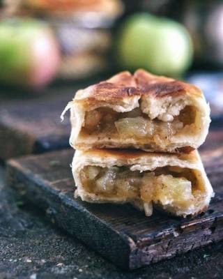 Осень на столе: пирожки, пирог и оладьи — три блюда с яблоками - milayaya.ru