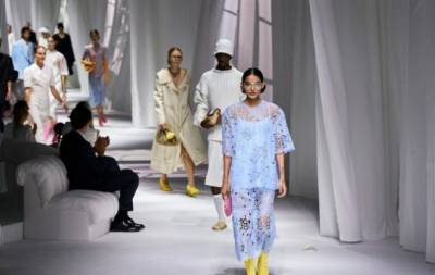 Сильвия Вентурини Фенди - Неделя моды в Милане: Fendi выпустили коллекцию, вдохновленную карантином и пандемией (ФОТО) - hochu.ua - Италия - Рим - Лондон