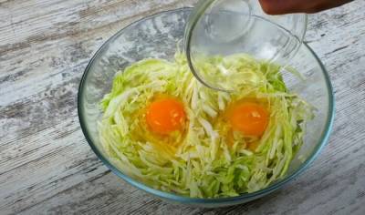 Как приготовить сытный ужин из 2 куриных яиц и капусты за несколько минут - milayaya.ru