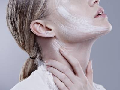 «Что делать, когда шелушится кожа на лице?» - marieclaire.ru