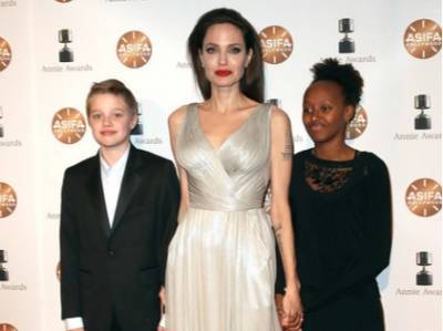 Анджелина Джоли - Анджелина Джоли отметила День дочери с Захарой и Вивьен, но без Шайло - woman.ru - Сша