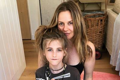 Алисия Сильверстоун - Кристофер Джареки - Alicia Silverstone - Алисия Сильверстоун рассказала, что ее 9-летнего сына высмеяли из-за длинных волос - spletnik.ru