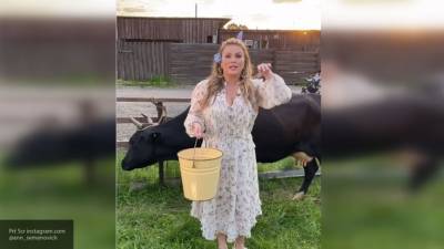 Анна Семенович - Семенович в сексуальном комбинезоне подоила корову в деревне - mur.tv
