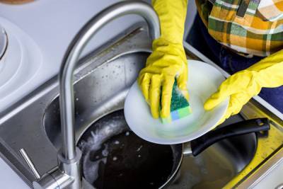 Почему посуду нельзя мыть губкой - woman.rambler.ru