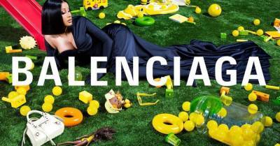 Карди Би стала новым лицом Balenciaga — теперь ее фото висит на Лувре - wmj.ru - Франция - Париж - Лос-Анджелес