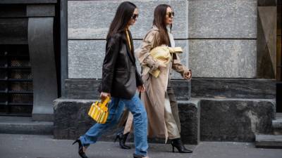Streetstyle: как модницы носят прямые джинсы этой осенью - vogue.ua