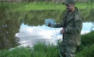 Как поймать рыбу без удочки на бутылку - chert-poberi.ru