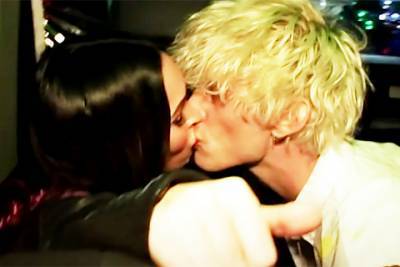 Меган Фокс - Меган Фокс и Колсон Бэйкер нежно целуются в новом клипе рэпера на песню Drunk Face - spletnik.ru