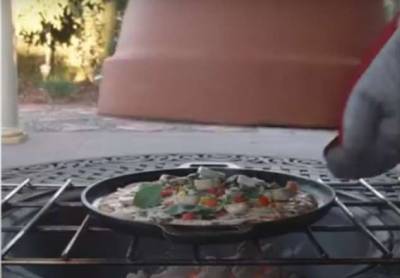 Действенный способ приготовить пиццу с помощью цветочного горшка - milayaya.ru