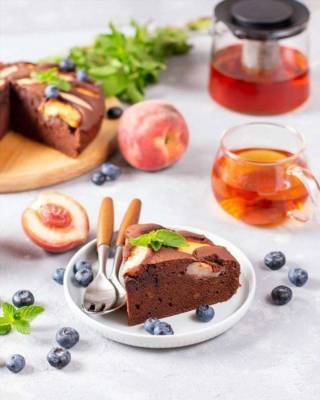 Юлий Аханов - Готовим шоколадный пирог с персиками — вкус уходящего лета - milayaya.ru