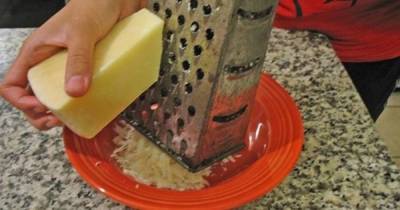 Как правильно тереть сыр на терке, чтобы он не прилипал к поверхности (и мыть терку будет легче) - lifehelper.one