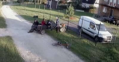Обычный день в деревне Бояркино: пьяная компания на мотоблоке (1 фото + 2 видео) - chert-poberi.ru