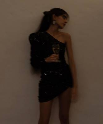 saint Laurent - Наталья Кумар - Черное мини-платье на одно плечо, в котором всю ночь танцевала Наташа - elle.ru - штат Калифорния