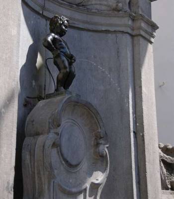 Писают все, или необычные скульптуры в Брюсселе (6 фото) - chert-poberi.ru - Брюссель