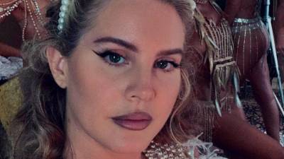 Лана Дельрей - Лана Дель Рей выпустила новый клип Let Me Love You Like A Woman — и она в нем снова блондинка - vogue.ru