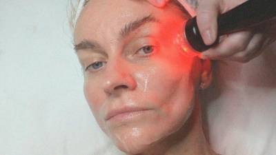 Джессика Альба - Эмма Стоун - Кейт Хадсон - Лина Данэм - LED-маска для лица: мифы и реальность - vogue.ru