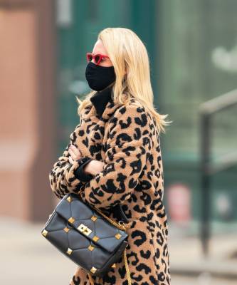 Ника Хилтон - Никаких правил: Ники Хилтон сочетает леопардовое пальто и кроссовки Nike - elle.ru