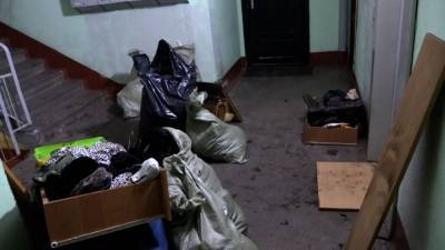Хозяйка сгоревших в квартире Сестрорецка собак оказалась бабушкой-Плюшкиным. - mur.tv