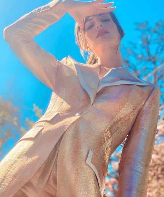 Энн Хэтэуэй - Соскучились по блеску: Энн Хэтэуэй в сверкающем костюме Dolce & Gabbana - elle.ru