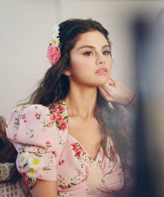 15 цветочных розовых платьев как у Селен Гомес в новом видео De Una Vez - elle.ru