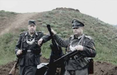 Для чего некоторые немецкие солдаты носили на груди загадочные пластины на цепи - chert-poberi.ru