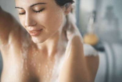 Как правильно принимать душ, чтобы кожа была чистой, а волосы – сияющими - lublusebya.ru