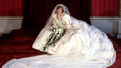 принцесса Диана - Чарльз - Дэвид Эмануэль - Почему дизайнеры, создававшие свадебное платье принцессы Дианы, судятся из-за его эскиза - tatler.ru - Англия