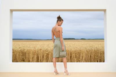 Платье с открытой спиной – модный выбор этого сезона - vogue.ua - Victoria - county Beckham