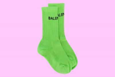 Яркие носки — идеальная покупка для модных образов... - glamour.ru