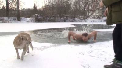 Александр Сашнев - Журналист спас провалившуюся под лед собаку в Старом Осколе - mur.tv