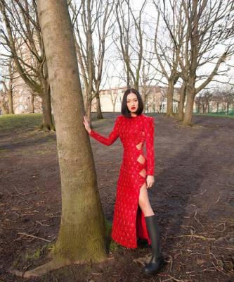 Тиффани Хсу - Вечернее платье + резиновые сапоги: свежий тренд на весну от Тиффани Хсу - elle.ru