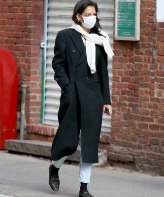 Кэти Холмс - Свитер, повязанный поверх пальто — не только стильно, но и тепло. Расслабленный образ Кэти Холмс, как пример для вдохновения - elle.ru