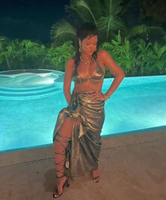 Рианна - Миниатюрное бикини и юбка с высоким разрезом: Рианна показала, в чем встретила новый год и что загадала - elle.ru - Барбадос