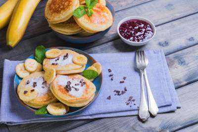 Вкусное начало дня! Три рецепта оладий с фруктовым припеком к завтраку - eva.ru