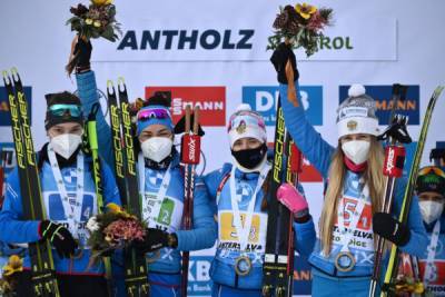 Женская сборная России по биатлону выиграла эстафет... - glamour.ru - Россия