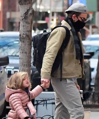 Mini me: Брэдли Купер на прогулке с дочкой, которая становится все больше и больше похожа на него - elle.ru