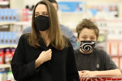 Анджелина Джоли - Анджелина Джоли с сыном Ноксом на шопинге в Лос-Анджелесе - spletnik.ru - Сша - Южная Корея - Лос-Анджелес