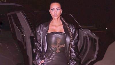 Ким Кардашьян - Образ дня: Ким Кардашьян в кожаном мини-платье Versace - vogue.ua