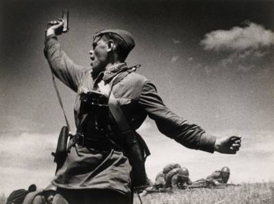 На Западе думают, что знаменитый военный снимок «Комбат» – постановка. Что не так с фото 1942 года - porosenka.net