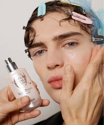Питер Филипс - Учимся краситься у парней: мужской макияж на показе Dior - elle.ru