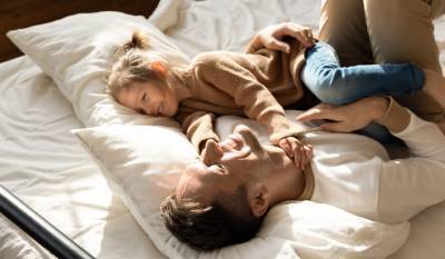Как отучить ребенка спать с родителями - kp.ru