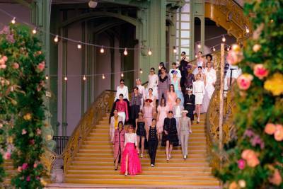 Семейная встреча: коллекция Chanel Couture весна-лето 2021 - vogue.ua