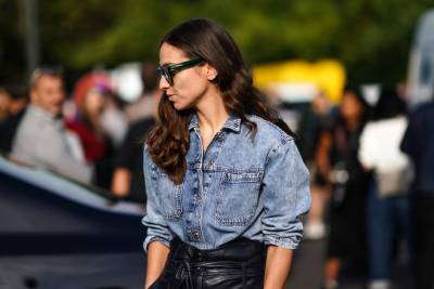 Ксения Адонтс - Streetstyle: как носить джинсовую рубашку в этом сезоне - vogue.ua