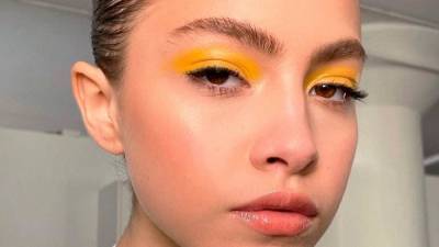 Желтые тени — модный оттенок в макияже поднимет настроение зимой - vogue.ru