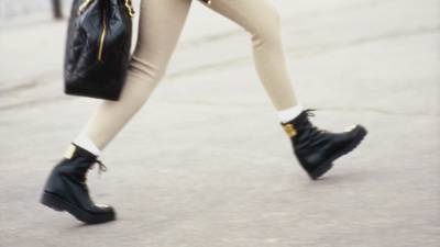 Клаудиа Шиффер - Черные ботинки со шнуровкой, как у Клаудии Шиффер - vogue.ru