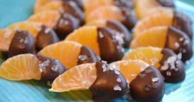 Пикантный рецепт мандариновых долек в шоколаде - womo.ua